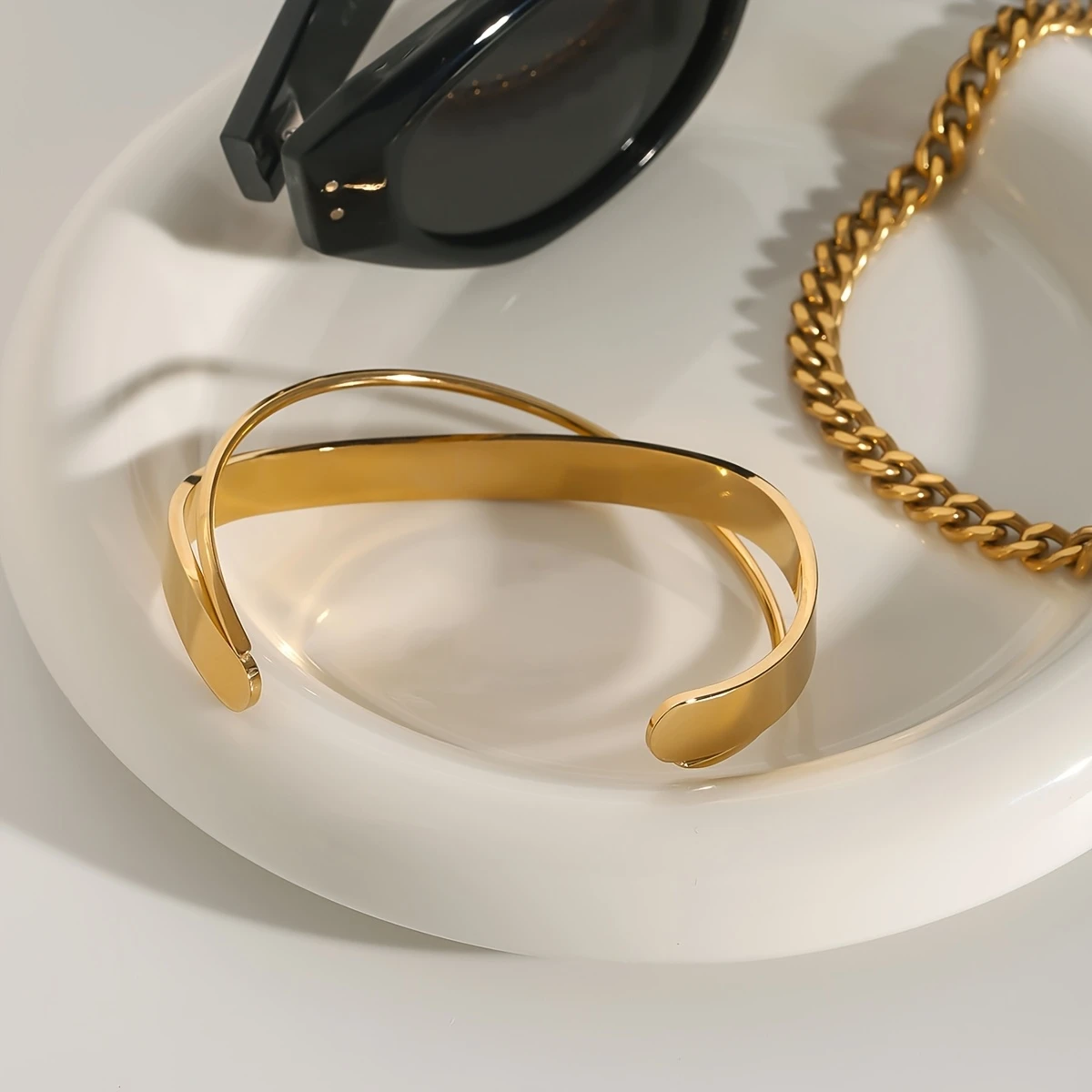 Elegant Gold-Tone Crossover Bracelet pic 3